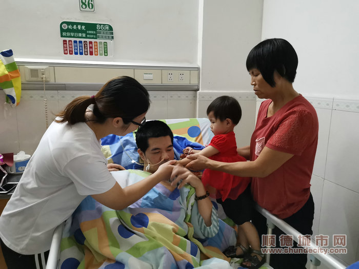 父女倆親密互動，女兒為父親喂水果_副本.jpg