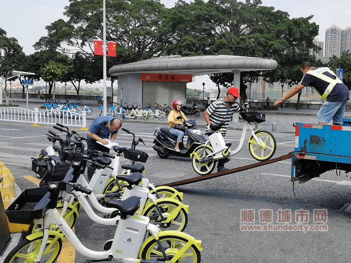 暫扣亂停放的共享電動自行車.jpg