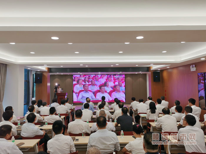 觀看廣東省“不忘初心、牢記使命”主題教育先進事跡報告會_副本.jpg