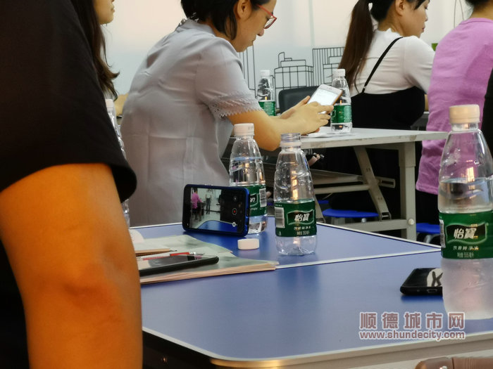 選手用手機記錄講課內容_副本.jpg