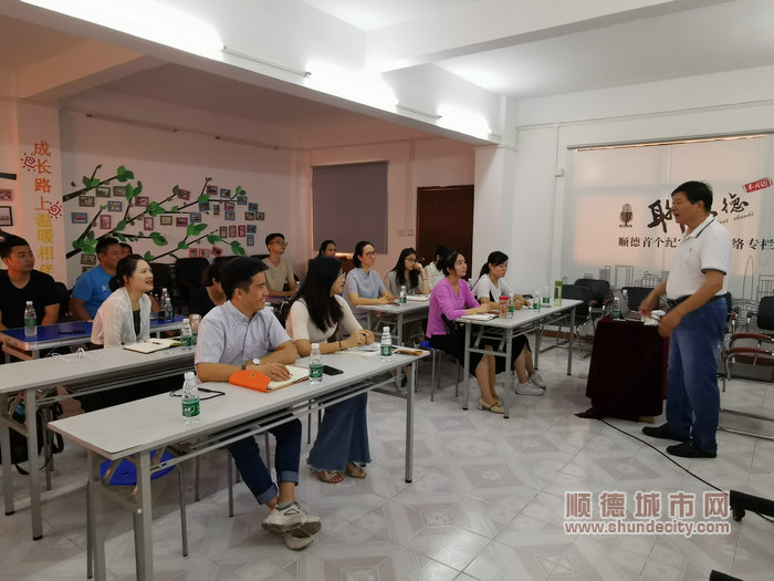 “大”老師幽默生動的課堂把“小”老師們逗笑了_副本.jpg