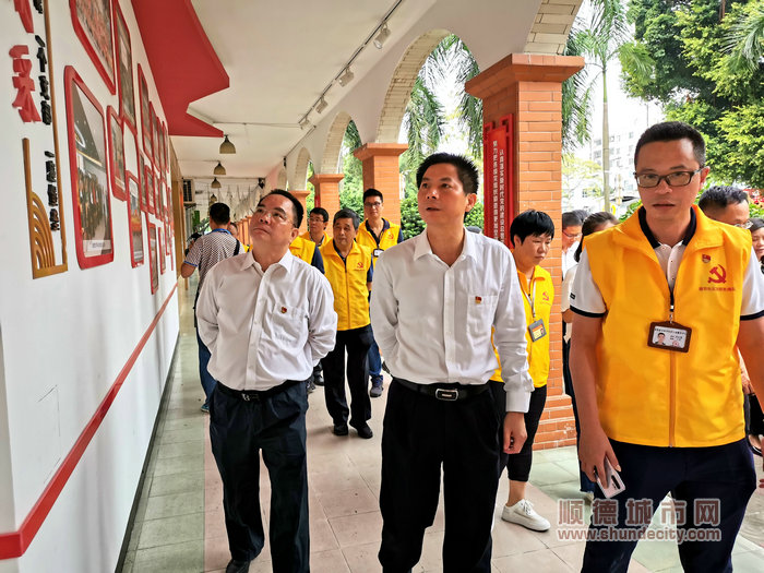 彭聰恩在振華社區黨建文化長廊了解開展主題教育等情況_副本.jpg
