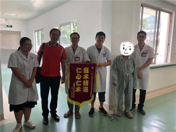 醫(yī)護(hù)暖心服務(wù)，患者送錦旗致謝