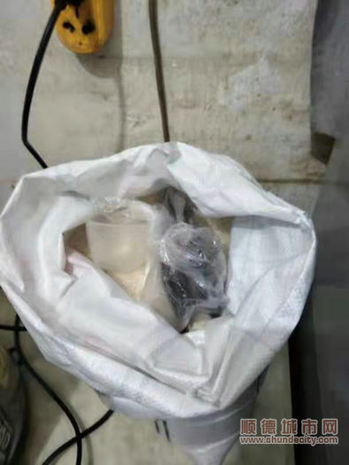 民警在米袋里繳獲被盜的手機_副本.jpg