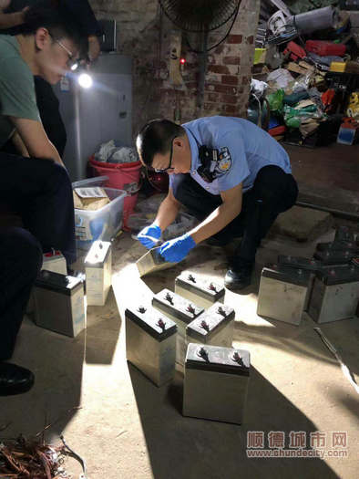 民警在一廢品回收站繳獲被盜的航標電池一批_副本.jpg