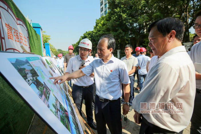 市委常委、順德區委書記郭文海一行在全民健身徑施工現場探討交流。順德區檔案館葉偉濤攝.jpg
