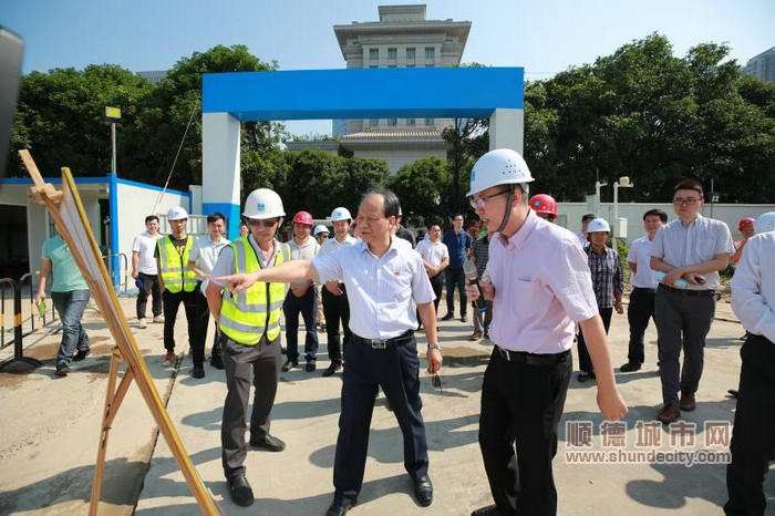 市委常委、順德區委書記郭文海一行在順德區市民活動中心項目施工現場，探討工程推進時如何同步做好布展工作。順德區檔案館葉偉濤攝.jpg