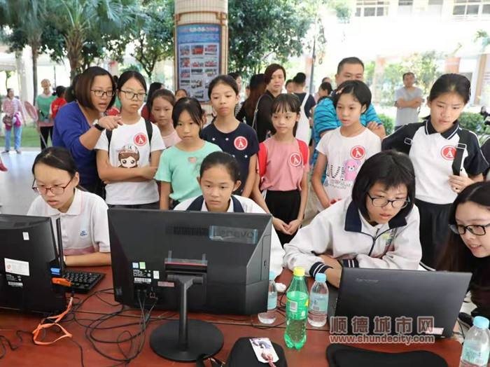 家長、學(xué)生了解梁開中學(xué)的特色課程。.jpg