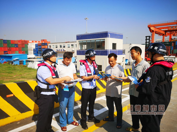 邊檢民警開展法律知識宣傳，背后就是前移勤務室.jpg