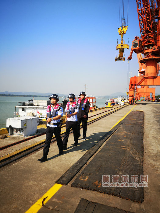 邊檢民警開展日常巡邏.jpg