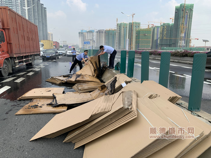 邊檢民警在滅火后排除火災隱患.jpg