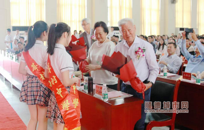 學生代表向李偉強先生、李關燕莊女士獻花.jpg
