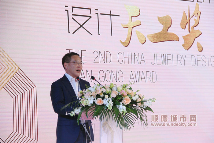 中國(guó)珠寶玉石首飾行業(yè)協(xié)會(huì)副會(huì)長(zhǎng)、秘書長(zhǎng)畢立君.jpg