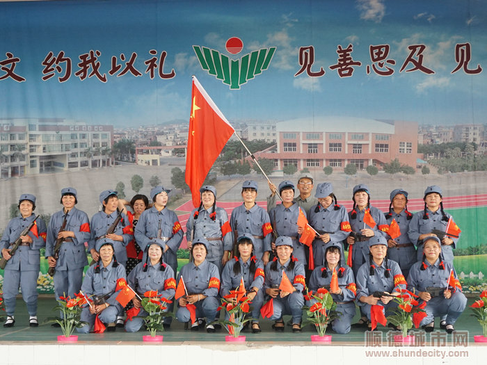 西海黨群先鋒隊紅歌隊用舞臺劇的形式表演了《西海頌》.jpg