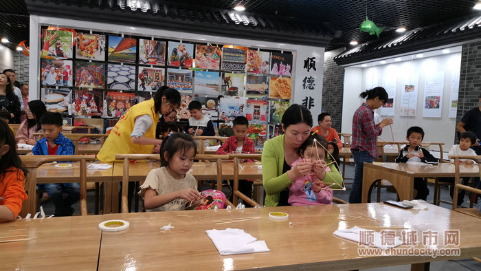 順德區非遺文化展示體驗館內魚燈扎制_副本.jpg