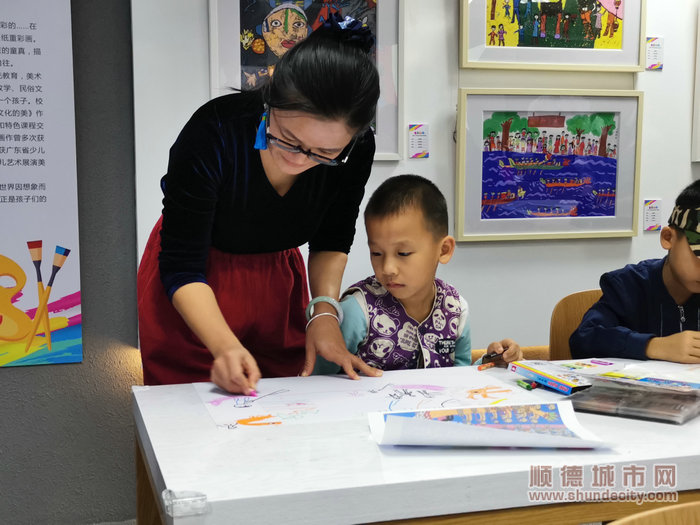 孩子在順德區書畫藝術展示體驗館學畫龍舟_副本.jpg