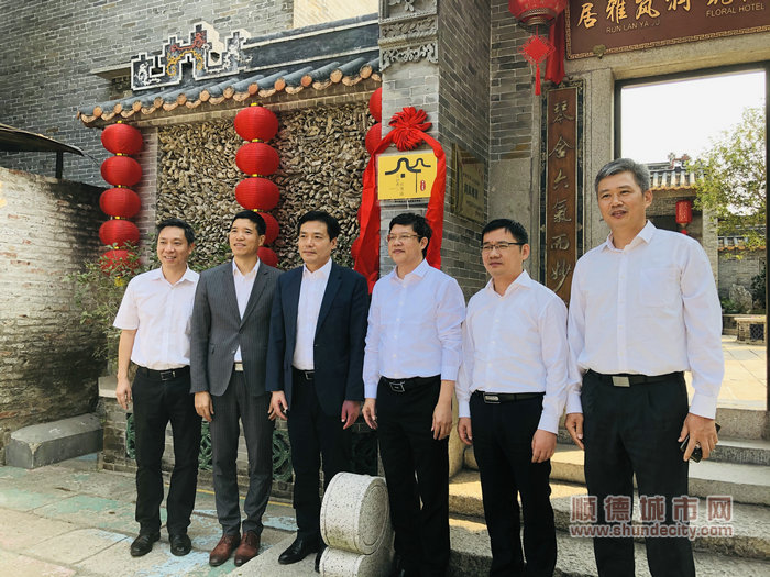 主要領導嘉賓為民宿代表揭牌_副本.jpg