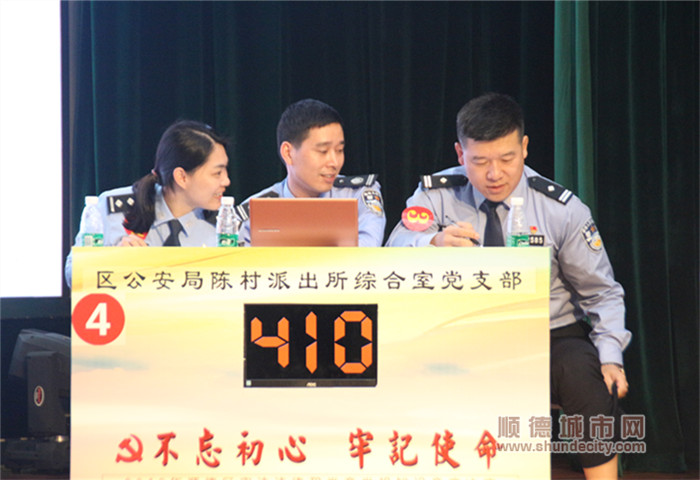 選手認真思考討論_副本.jpg