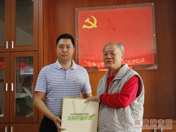 11111慰問老黨員，并向老黨員致敬。.JPG
