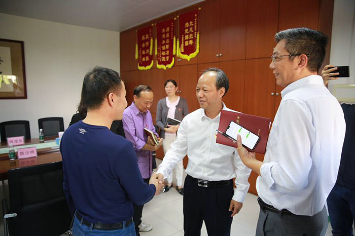 佛山市委副書記、順德區委書記郭文海與南江社區“兩委”干部交流。.jpg