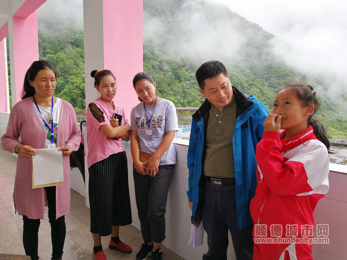 郭振華和他的藏區(qū)學生.jpg