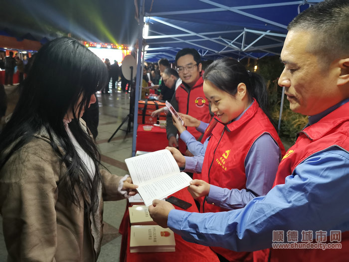 志愿者為市民發(fā)放憲法類書籍_副本.jpg
