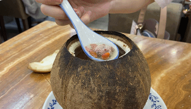 香味滿分！原只椰子燉竹絲雞來啦！