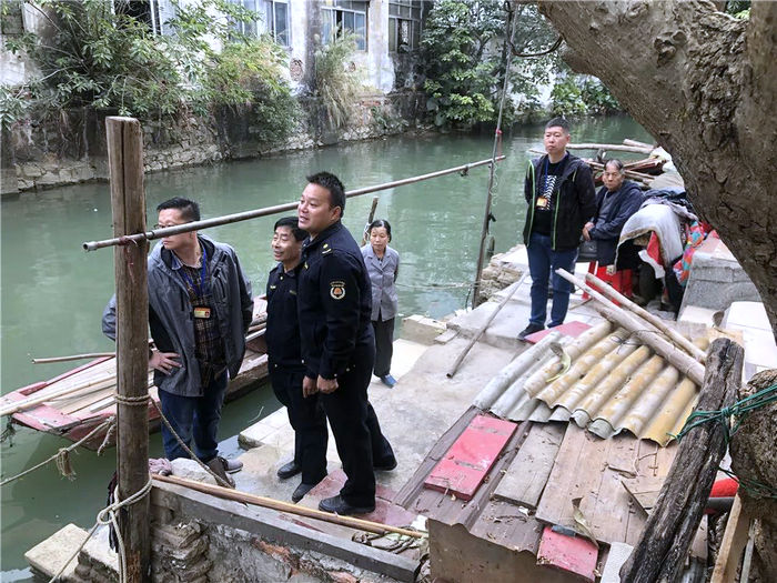 人居環境繼續大整治！容桂拆除河涌邊亂搭亂建