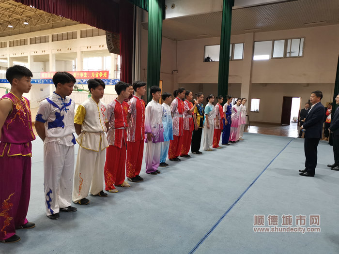省領(lǐng)導(dǎo)到勒流中學(xué)調(diào)研武術(shù)隊備戰(zhàn)情況_副本.jpg