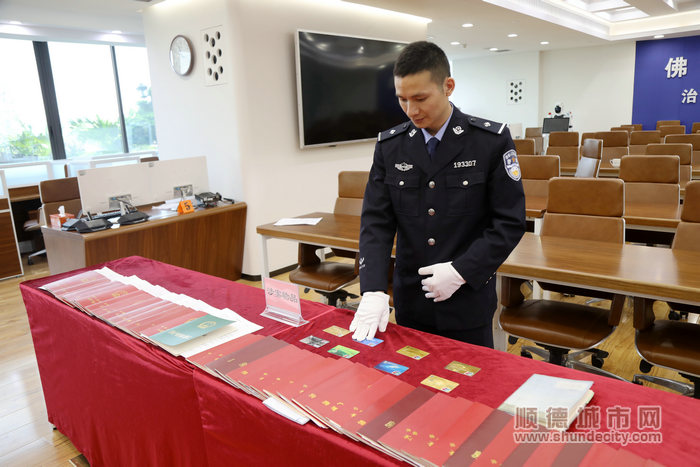 打掉一個“套路貸”詐騙涉惡犯罪團伙涉案物品展示。_副本.jpg