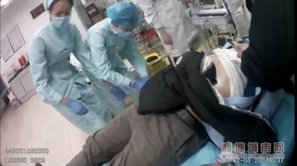 被咬男子送往醫(yī)院_副本.jpg