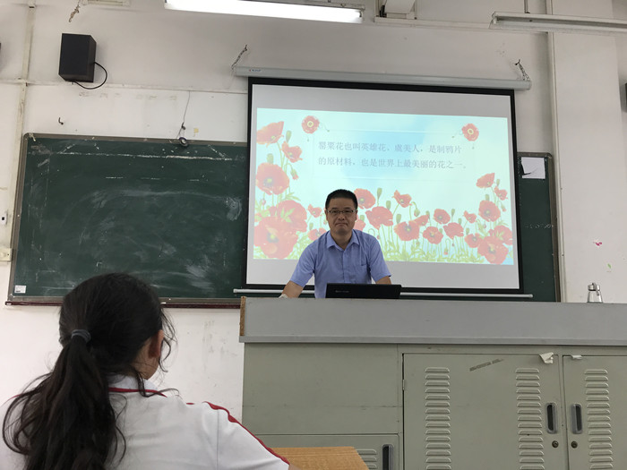 師德標兵歐陽健：有困難就想到找他