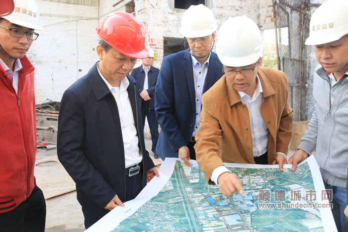 郭文海（左二）率隊到北滘坤洲工業區巡察村改項目進展情況。（順德檔案館 何文健攝）.jpg