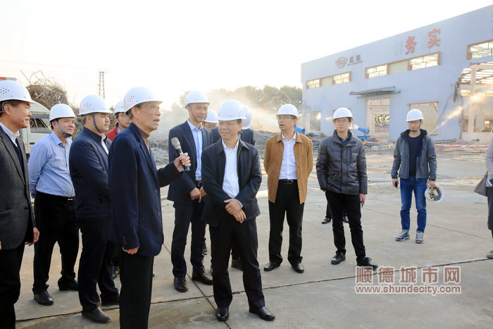 郭文海（前排左二）向北滘啟德置慧園負責人了解項目改造情況。（順德檔案館 何文健攝）.jpg