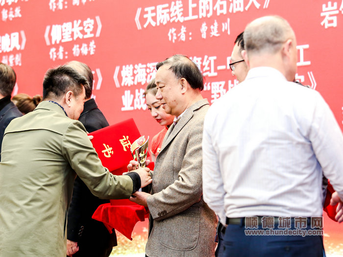 順德本土作家吳國霖上臺領獎_副本_副本.jpg