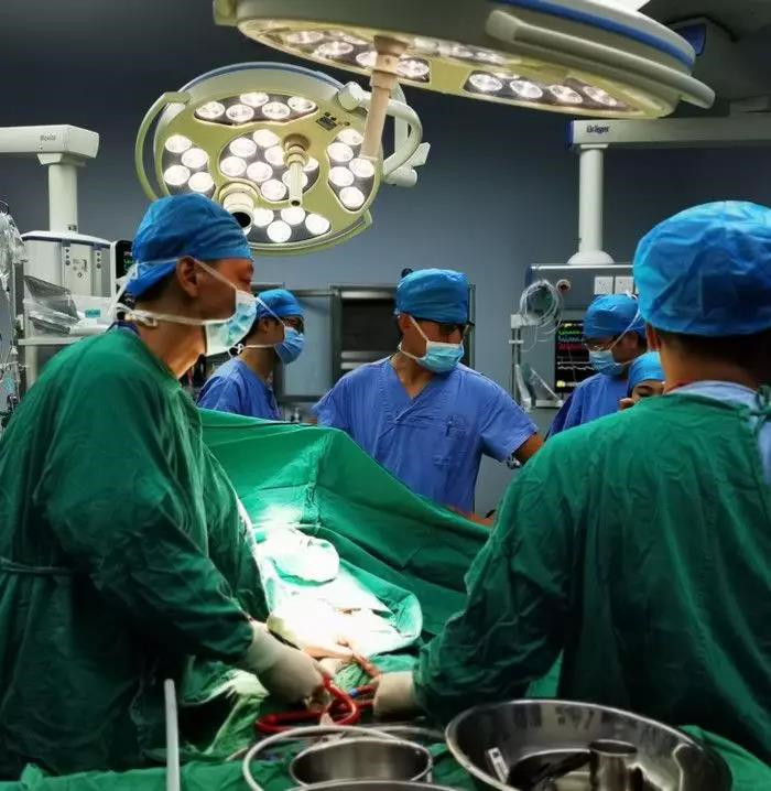 ECMO支持下甲狀腺切除術，老人告別窒息噩夢