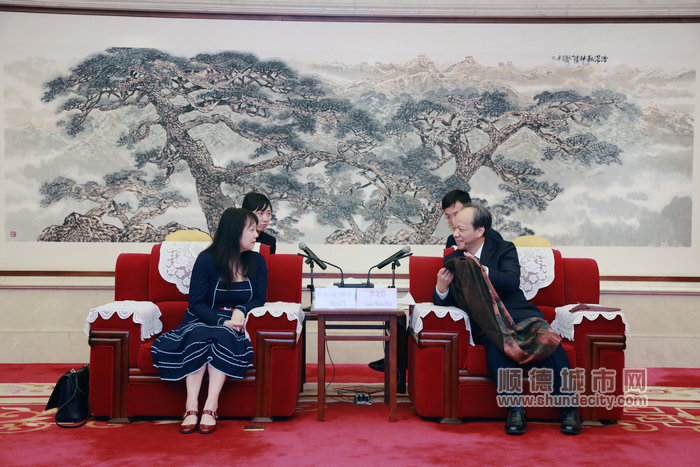 1月8日，法國駐廣州總領事周麗君（Siv Leng CHHUOR）一行到訪順德，佛山市委副書記、順德區委書記郭文海熱情接待，并就加強順德與法國在經濟、文化、教育以及友好城市建設等多領域的合作進行溝通交流。（順德檔案館）.jpg