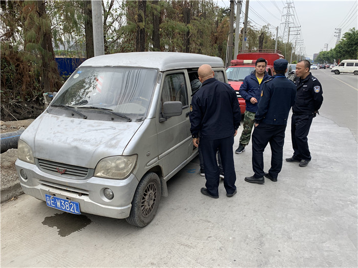 面包車藏貓膩？倫教查獲一臺(tái)非法改裝加油車