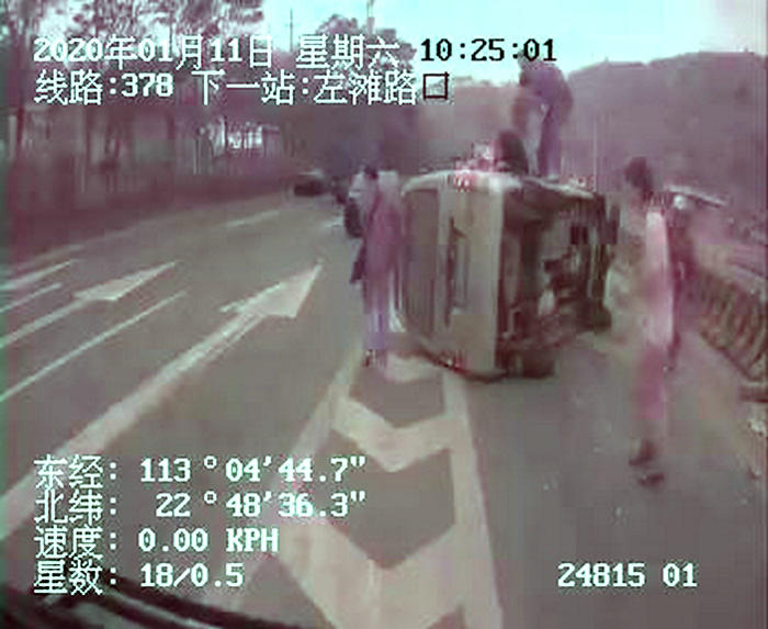 何國榮躍上側(cè)翻的面包車，將面包車駕駛員從車內(nèi)救出。.jpg