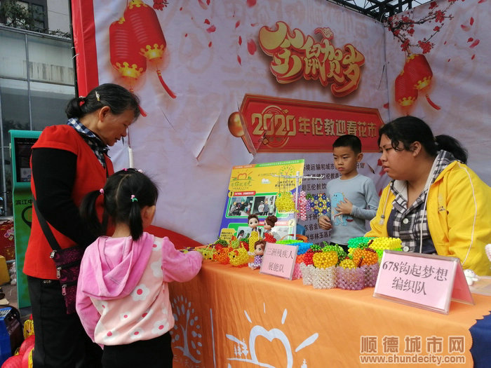 創(chuàng)意市集攤位的產(chǎn)品得到市民青睞。.jpg