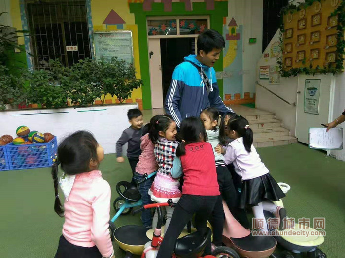 在幼兒園里，孩子們非常喜歡他.jpg