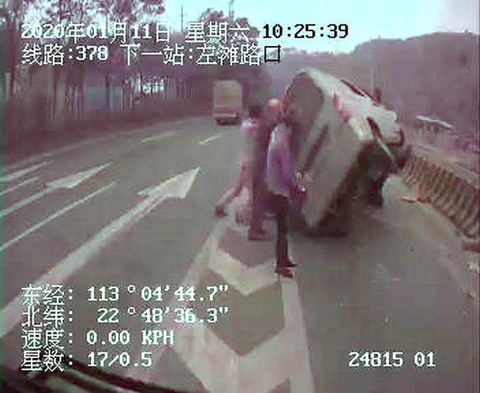 面包車側翻司機被壓，公交司乘抬車救人