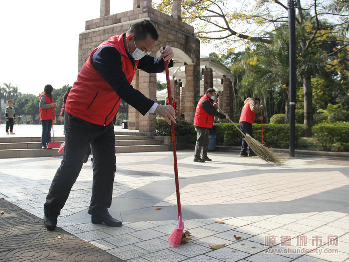 順德區副區長、容桂街道黨工委書記劉國興在清掃。_副本_1.JPG