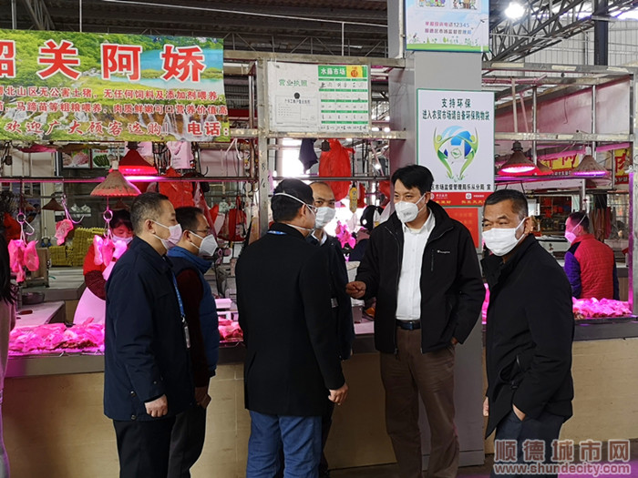 檢查組認真檢查了各市場的疫情防控工作開展情況.jpg