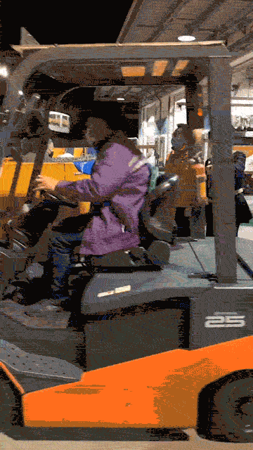 第一批52.5萬只韓國口罩裝載上車.gif