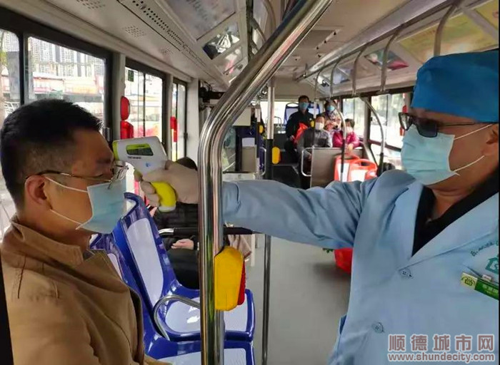 車站對所有旅客進行體溫測試。.jpg