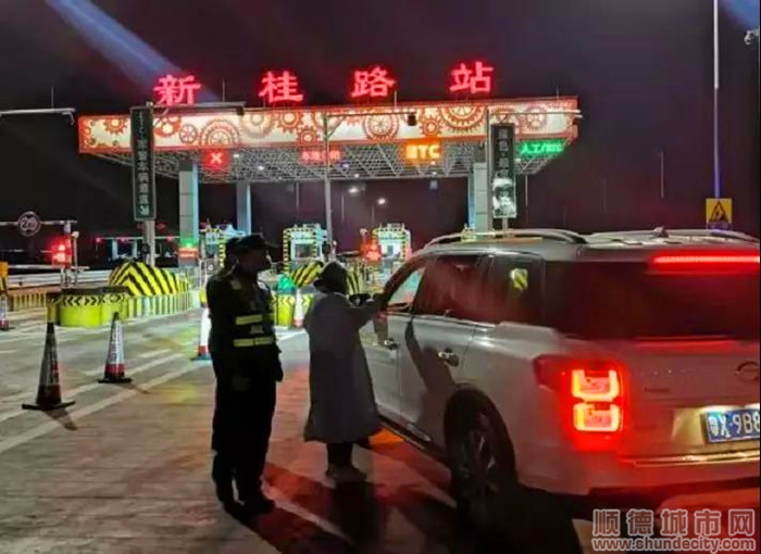 不論日夜，值勤人員嚴格按照排查工作流程，檢查過往車輛人員。.jpg