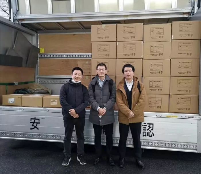 美的日本研發(fā)中心小伙伴確認(rèn)物資無誤裝車.webp.jpg