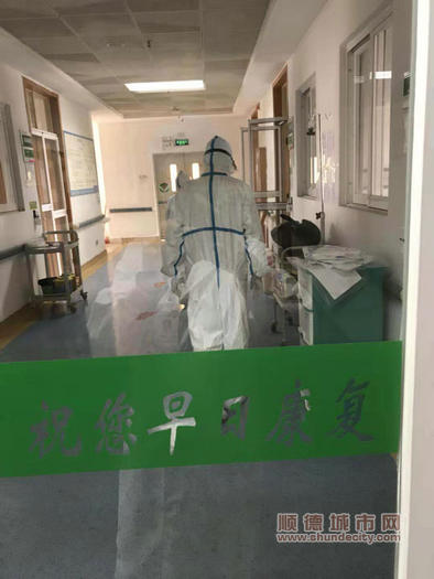 醫護人員在隔離病房內.jpg