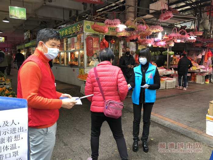 志愿服務(wù)隊派發(fā)宣傳單張.jpg